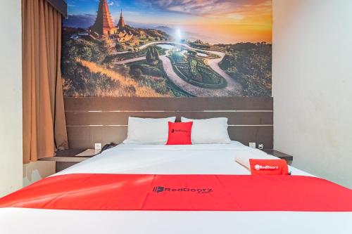 Кровать или кровати в номере RedDoorz near Stadion Sanaman Mantikei