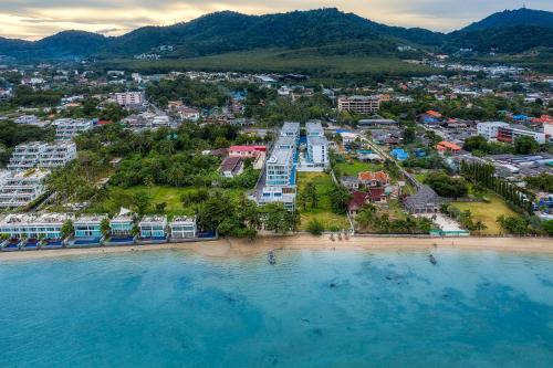 صورة لـ The Beachfront Hotel Phuket في شاطئ راوايْ