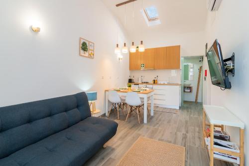 a living room with a couch and a kitchen at Casa do Loureiro 1 - Seia - Serra da Estrela in Seia