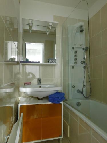 une salle de bain avec un lavabo et une douche dans l'établissement studio 38 climatisé balcon vue mer, au Grau-du-Roi