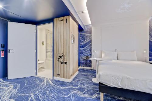 a hotel room with a bed and a bathroom at ibis Styles Paris Orly Airport in Paray-Vieille-Poste