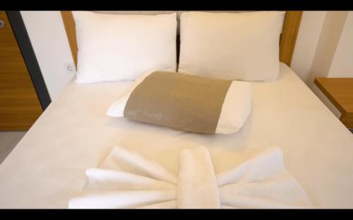 Ένα ή περισσότερα κρεβάτια σε δωμάτιο στο GÜVEN HOTEL