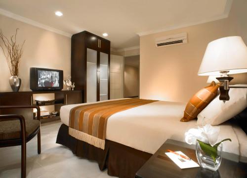 Kama o mga kama sa kuwarto sa Kristal Hotel Jakarta