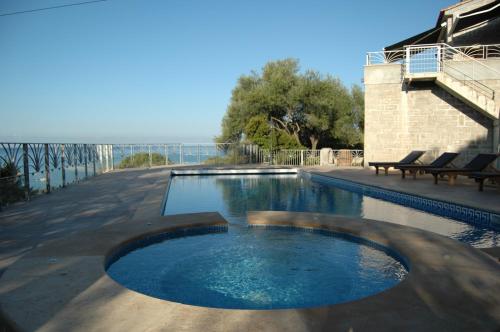 une piscine avec vue sur l'océan dans l'établissement Residence Capicciolo, à Olmeto