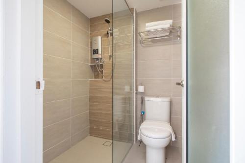 關丹的住宿－Adena Beach Resort，一间带卫生间和玻璃淋浴间的浴室