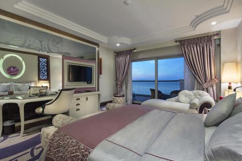 En eller flere senge i et værelse på Merit Royal Premium Hotel Casino & SPA