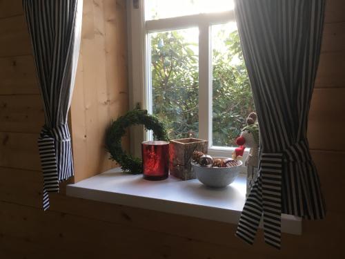 a window with christmas decorations on a window sill at Chalupa Rozmarýna in Mařenice