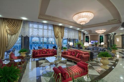 Merit Royal Premium Hotel Casino & SPA tesisinde lobi veya resepsiyon alanı
