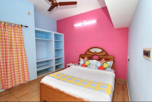 Postel nebo postele na pokoji v ubytování vanitha villa