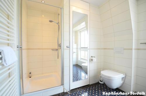 Bathroom sa Kapitänshaus Tordalk mit 3 Schlafzimmern