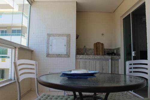 una mesa con un tazón en la cocina en Praia de Mariscal a 50 metros do mar, en Bombinhas