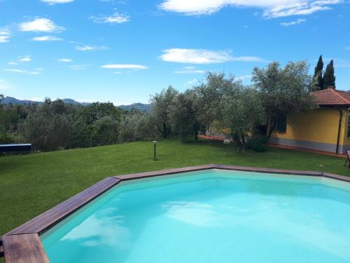 una piscina con vistas a un patio en Residence Montebello en Bolano