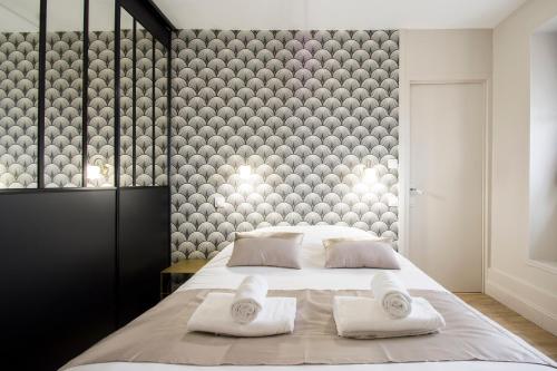 - une chambre avec un grand lit et 2 serviettes blanches dans l'établissement Bel apt rénové en bord de Garonne, à Toulouse