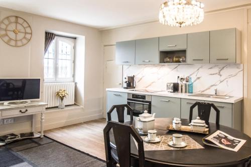 une cuisine avec une table et des chaises ainsi qu'une salle à manger dans l'établissement Bel apt rénové en bord de Garonne, à Toulouse