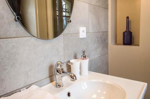 une salle de bain avec un lavabo et un miroir dans l'établissement Bel apt rénové en bord de Garonne, à Toulouse