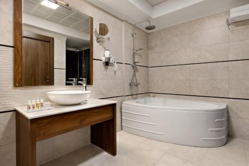 Kylpyhuone majoituspaikassa Ramada by Wyndham Van