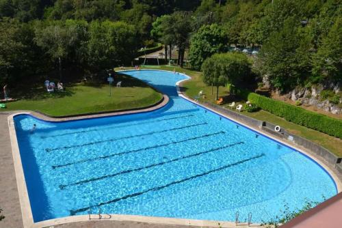 einen Blick über einen großen Pool in der Unterkunft Angolo Paradiso - Lago di Como in Valbrona