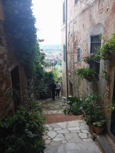 an alley with two people walking down a street at Residenza Buggiano Antica B&B - Charme Apartment in Tuscany in Borgo a Buggiano