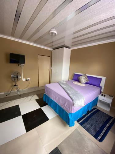 Кровать или кровати в номере Ext4 Guest house
