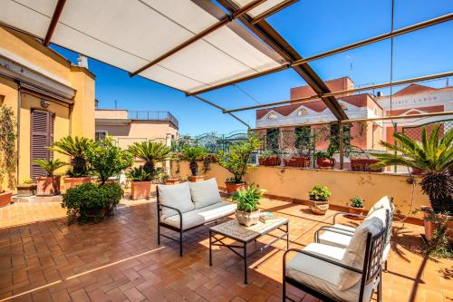 an outdoor patio with chairs and a table at All Comfort Astoria Palace in Rome