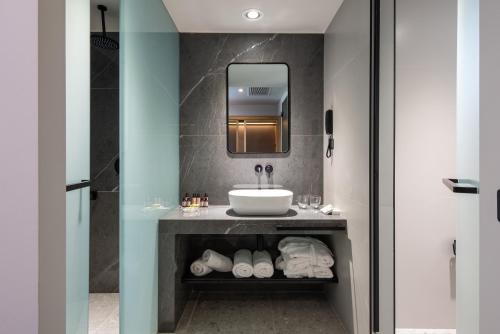 Et badeværelse på Portes Lithos Luxury Resort