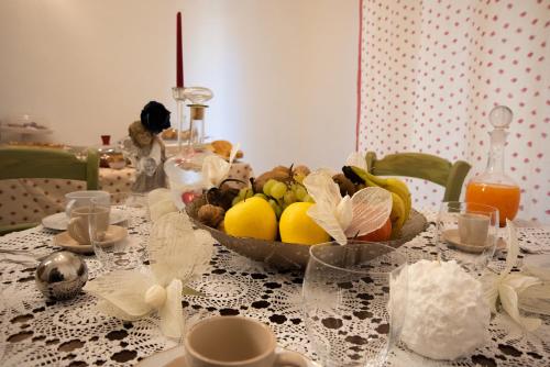 a table with a bowl of fruit on it at B&B Palazzo Armini in Rogliano