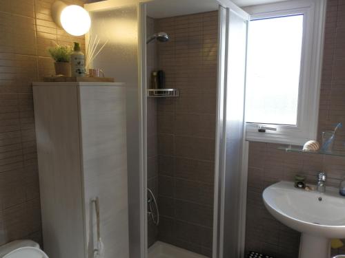 een badkamer met een douche, een toilet en een wastafel bij SEE VIEW COSY 3 BEDROOM FLAT in Protaras