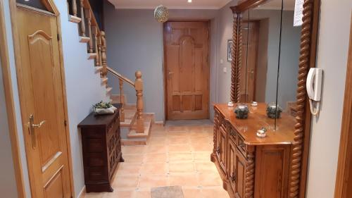 pasillo con tocador de madera y escalera en Casa Rosalía, en Silleda
