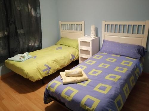 two beds sitting next to each other in a bedroom at Mirador del Duque in Güéjar-Sierra