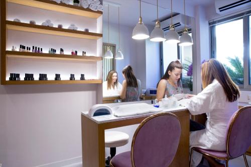 a group of women sitting at a counter in a salon at Thalassa Beach Resort & Spa (Adults Only) in Agia Marina Nea Kydonias