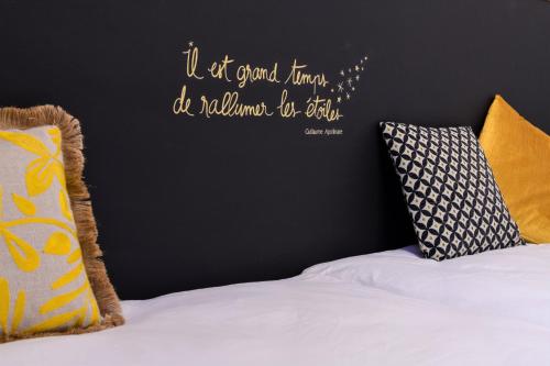 a bedroom with a bed with a black wall at Zythogite, 23 personnes, 9 chambres, 6 salles de bain, bbq, jacuzzi, jardin, billard in Tintigny