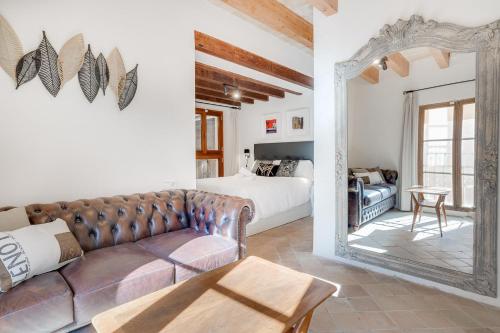 een woonkamer met een bank en een spiegel bij Vintage Palma Palace Apartments TI in Palma de Mallorca