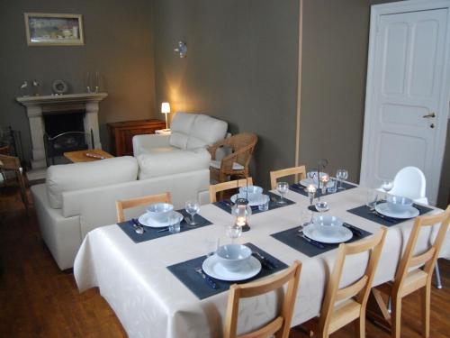 uma sala de jantar com uma mesa e um sofá em Stone built holiday home in Dinant with private terrace em Dinant
