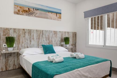 - une chambre avec un lit et 2 serviettes dans l'établissement Villa Conchita By Seric,15´ walking to the beach, à Torremolinos