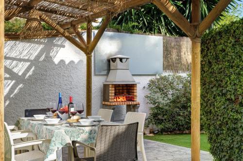 Villa Conchita By Seric,15´ walking to the beach