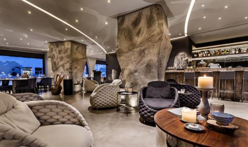 Area lounge atau bar di Vitoria Stone Hotel