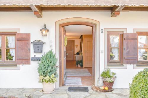 an entry to a house with an open door at Beim Kreuzfelder Zwiesel in Inzell