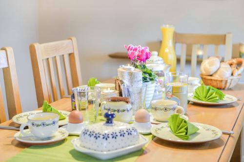 a table with easter eggs and cups on it at Beim Kreuzfelder Zwiesel in Inzell