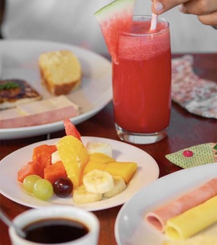 een tafel met fruitschalen en een glas sap bij BEACH HOUSE Barra Grande - CASA INTEIRA - WHOLE HOUSE in Barra Grande