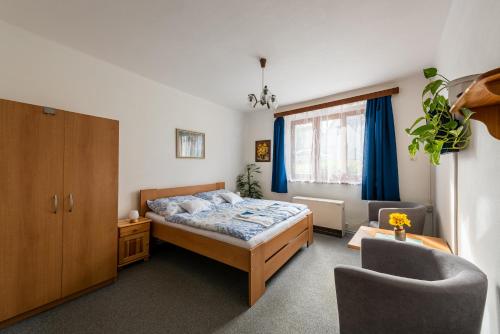 Schlafzimmer mit einem Bett, einem Schreibtisch und einem Stuhl in der Unterkunft Pension Tauchen in Raby