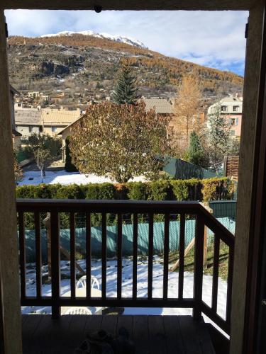 una vista dal balcone di una casa di Studio à la montagne a Briançon