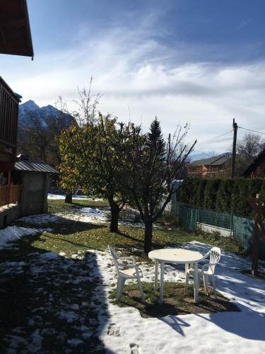 un tavolo e due sedie bianche nella neve di Studio à la montagne a Briançon