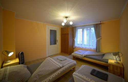 מיטה או מיטות בחדר ב-Domček 555