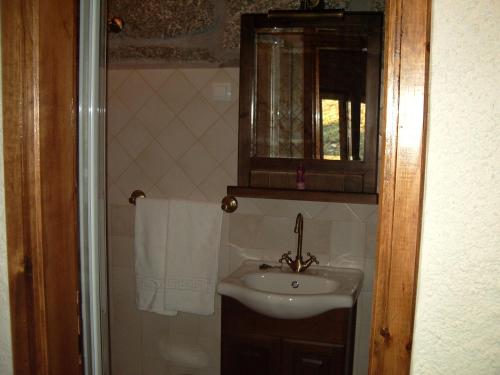 y baño con lavabo y espejo. en Quinta De Cabrum, en Alvoco da Serra
