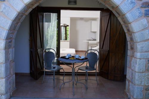 Una mesa y cuatro sillas en una habitación en St George's House, en Potistika