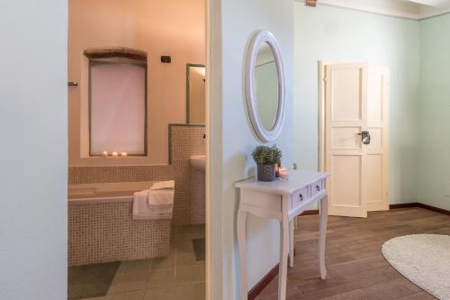 bagno con lavandino bianco e specchio di B&B Chez Nous - Città della Pieve a Città della Pieve