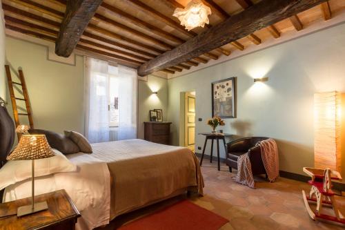 a bedroom with a large bed and a table and chairs at B&B Chez Nous - Città della Pieve in Città della Pieve