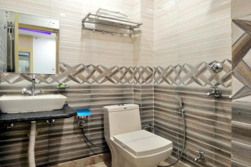 ニューデリーにあるHotel Karlo Kastle - Paharganj - New Delhiのバスルーム(トイレ、洗面台付)