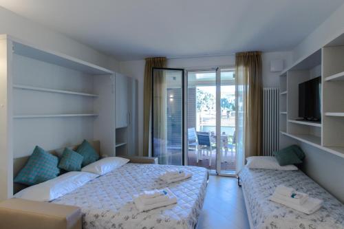 Habitación de hotel con 2 camas y balcón en Il molo, en Finale Ligure