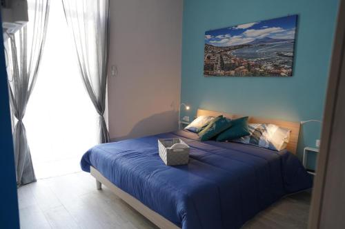una camera blu con un letto con una coperta blu di Cristal Home a Napoli